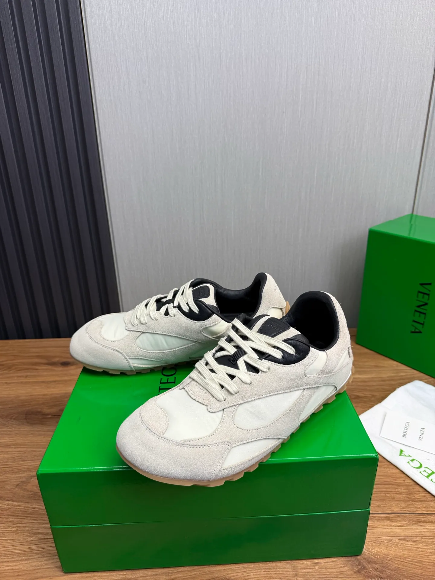 Men's men's shoes💰540💰 Bottega Veneta｜BV's new Forrest Gump shoes. Dexun shoes🩷💚 Sneaker technology nylon and suede, inspired by retro sneakers, light, comfortable, breathable and essential item. Original wear-resistant and non-slip rubber outsole❕❗️ Size: Female 35-40 (40 is custom-made and cannot be returned) Male 39-45 (45 is custom-made and cannot be returned or exchanged)